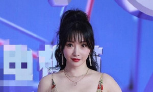 'Siêu vòng một Trung Quốc' ngượng khi vấp ngã trên thảm đỏ