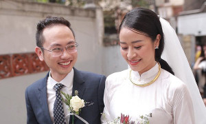 Chồng sắp cưới xúc động, dành nụ hôn tình cảm cho MC Phí Linh trong đám hỏi