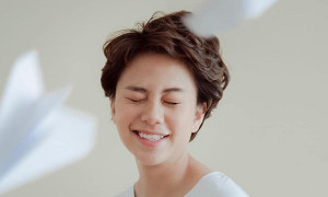 Ánh Dương ngổ ngáo trong 'Về nhà đi con' đệm đàn, khoe giọng với hit của Chi Pu