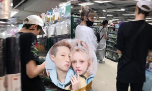 Con gái Thành Long mua đồ giá rẻ sau khi nhận cha bất thành