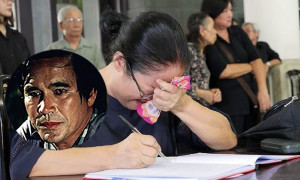 Nghệ sĩ khóc nghẹn tới viếng cố NSƯT Quang Thái