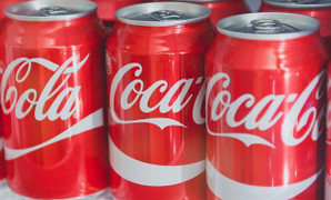 Nước ngọt thay nước lọc và những quảng cáo gây tranh cãi của Coca-Cola