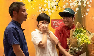 MC Thảo Vân bật khóc nức nở trước món quà của Công Lý và con trai