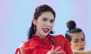 Thủy Tiên gây sốt khi mang loạt hit cổ trang lên sân khấu