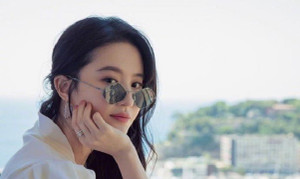 'Thần tiên tỷ tỷ' Lưu Diệc Phi vẫn đẹp không tỳ vết ở tuổi 32