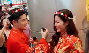 Về nước sau màn cầu hôn gây sốt, Đông Nhi - Ông Cao Thắng được fan tổ chức đám cưới tại sân bay