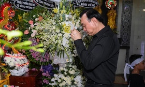 Chí Tài, Kiều Oanh và nhiều nghệ sĩ đến viếng biên đạo Hữu Trị