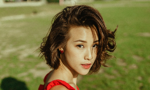 Hoàng Oanh hóa quý cô thanh lịch, khoe nhan sắc rạng rỡ khi dạo phố Paris