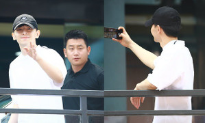 Đáng yêu như Đặng Luân: Xuống xe liền gỡ khẩu trang vẫy tay chào, chụp ảnh nhiều góc để đủ mặt fan