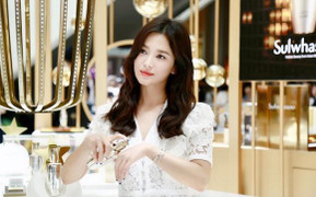 Song Hye Kyo đáp trả gay gắt, kiện người tung tin cô cặp đại gia, ngoại tình