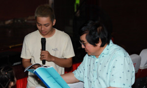 Hoài Lâm chăm chú tập kịch bản ‘Lan và Điệp’ cùng nghệ sĩ Chí Tâm