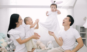 8 tháng tuổi, con gái Quốc Nghiệp đứng vững, thích thú đùa nghịch trên tay ba