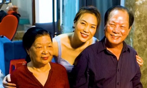 Mỹ Tâm gây xúc động khi làm điều này tặng ba mẹ trong ngày Vu Lan báo hiếu
