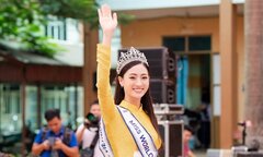 Hoa hậu Lương Thùy Linh về thăm trường cũ, được tổ chức sinh nhật bất ngờ
