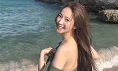 'Thư ký Kim' Park Min Young khoe vai trần quyến rũ khi đi du lịch Tây Ban Nha