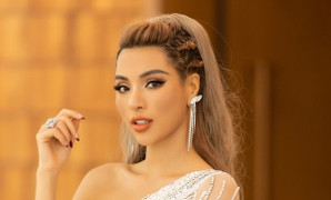 Siêu mẫu Khả Trang diện váy xẻ cao táo bạo, tự tin đọ sắc bên Trương Ngọc Ánh