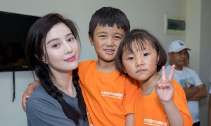 Cật lực kiếm tiền trả nợ, Phạm Băng Băng vẫn rạng rỡ đi thăm bệnh nhi