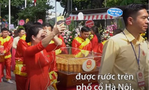 Hàng trăm người rước cặp bánh trung thu 300 kg, nặng nhất Việt Nam