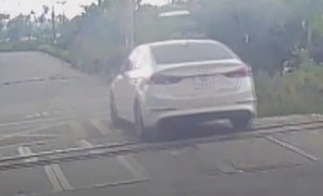 Thót tim với cảnh ô tô băng qua đường ray trước đầu tàu hoả