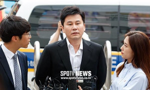 Cựu chủ tịch YG Entertainment đến trình diện cảnh sát sau loạt cáo buộc đánh bạc, môi giới mại dâm