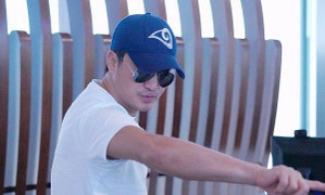 Ngô Kinh chỉ thẳng mặt, đuổi phóng viên khi bị chụp hình ở sân bay