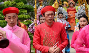 Nghệ sĩ Hoài Linh làm lễ rước kiệu trong ngày giỗ Tổ nghề sân khấu