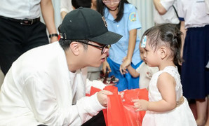 Bùi Anh Tuấn cùng mẹ đi tặng quà Trung Thu cho thiếu nhi 