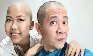 Đạo diễn 'Những ngọn nến trong đêm' cạo đầu, hiến tủy cho con gái bị ung thư máu