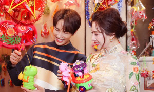 Hari Won diện áo dài, hào hứng đón Trung thu bên trai đẹp