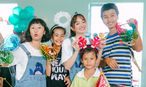 Trang Hý ‘lầy lội’ hóa chị Hằng, cùng Kaity Nguyễn và hội bạn thân mang Trung thu đến cô nhi viện