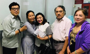 Nghệ sĩ Kim Cương vào bệnh viện thăm diễn viên Mai Trần