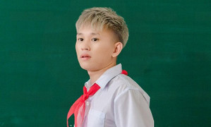 Hóa thân thành học sinh, B Ray lại bị fan 'bắt bẻ' điều này