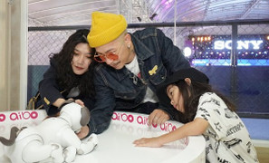 Con trai đạo diễn Việt Max thích thú với chú chó nhân tạo biết biểu cảm, lắng nghe