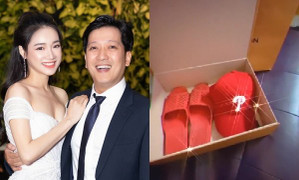 Đập hộp quà kỷ niệm ngày cưới, Nhã Phương 'rớt nước mắt' vì Trường Giang tặng dép tổ ong