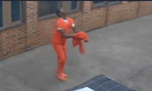 Máy bay không người lái thả điện thoại và cần sa vào sân nhà tù ở Mỹ