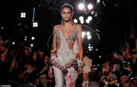 Con gái 10X của siêu mẫu Cindy Crawford diện áo tắm trên sàn diễn