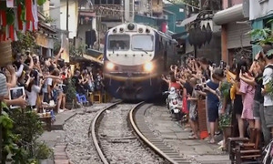 'Xóm cà phê đường tàu’: Thú vui đùa giỡn với tử thần