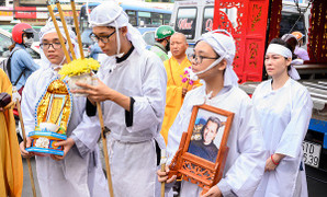 Vợ con khóc nghẹn bên di ảnh nghệ sĩ Xuân Hiếu trong lễ đưa tang