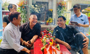 23 năm ngày mất Lê Công Tuấn Anh, Quyền Linh nghẹn ngào: 'Tóc ai cũng bạc hết còn bạn mãi xanh'