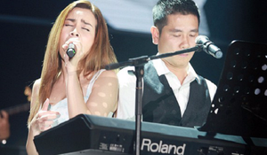 Khoảnh khắc ngọt ngào của Hồ Hoài Anh - Lưu Hương Giang trên sân khấu