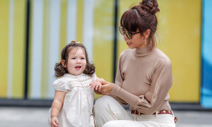 Tan chảy với loạt khoảnh khắc đáng yêu của con gái Hà Anh khi xuống phố cùng mẹ