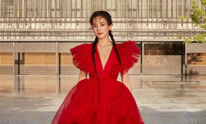 Dương Mịch khoe vòng một gợi cảm, đầy thần thái trên bìa tạp chí