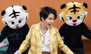 Vũ Cát Tường nói tiếng Hàn, thoải mái đùa nghịch trong hậu trường tổng duyệt Asia Song Festival 2019