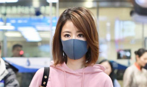 Hậu tin đồn ly hôn Hoắc Kiến Hoa, Lâm Tâm Như xuất hiện mệt mỏi, lẻ bóng ở sân bay