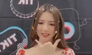 Chủ nhân hit ‘Anh nhà ở đâu thế’ khoe vũ đạo đáng yêu ăn mừng thành tích mới