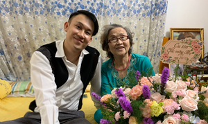 Tự cắm hoa tặng mẹ nhân ngày 20/10, Dương Triệu Vũ nhận cái kết khó đỡ