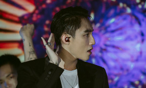 Sơn Tùng M-TP trình diễn hit triệu lượt xem đầy ấn tượng trong không gian đa chiều