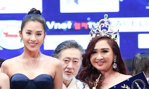Tiểu Vy trao vương miện 2 tỷ đồng cho tân Hoa hậu Doanh nhân sắc đẹp thế giới