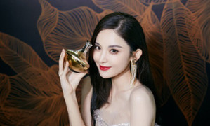 Không hổ danh mỹ nhân Tân Cương, Cổ Lực Na Trát khoe thần thái gợi cảm 'đốn tim' fan