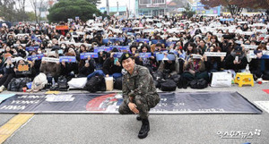 1.000 người hâm mộ chào đón mỹ nam nhóm CNBlue xuất ngũ